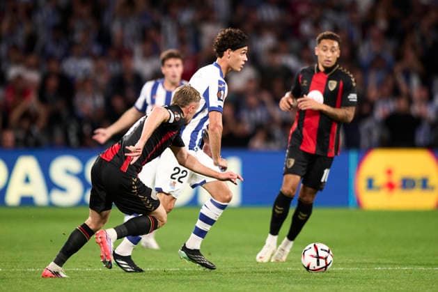 Real Sociedad de Futbol v AFC Bournemouth - UEFA Europa League 2026 27 League Phase MD1 Hector Fort of Real Sociedad duels for the ball with Adrien Truffert of AFC Bournemouth during the UEFA Europa League 2026 27 Phase MD1 match between Real Sociedad and AFC Bournemouth at Estadio Anoeta in San Sebastian, Spain, on September 17, 2026. San Sebastian Spain  Copyright: xCesarxOrtizxGonzalezx originalFilename:ortizgonzalez-realsoci260917_np3kF.jpg