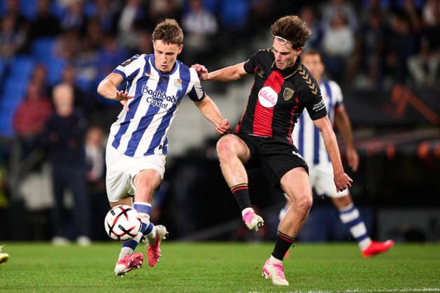 Real Sociedad de Futbol v AFC Bournemouth - UEFA Europa League 2026 27 League Phase MD1 Benat Turrientes of Real Sociedad duels for the ball with Alex Scott of AFC Bournemouth during the UEFA Europa League 2026 27 Phase MD1 match between Real Sociedad and AFC Bournemouth at Estadio Anoeta in San Sebastian, Spain, on September 17, 2026. San Sebastian Spain  Copyright: xCesarxOrtizxGonzalezx originalFilename:ortizgonzalez-realsoci260917_npbZy.jpg