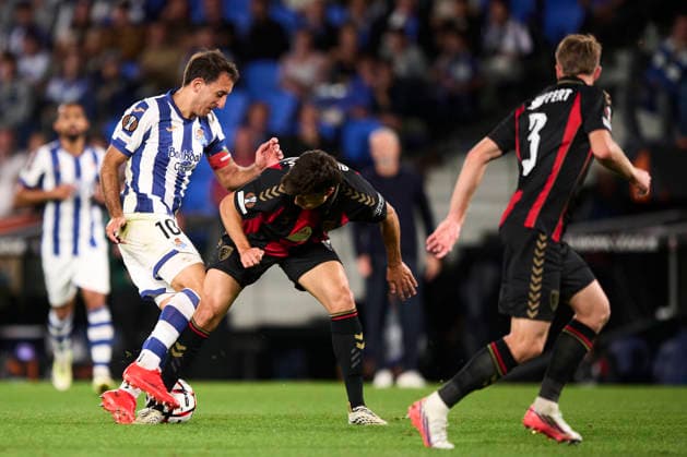 Real Sociedad de Futbol v AFC Bournemouth - UEFA Europa League 2026 27 League Phase MD1 Mikel Oyarzabal of Real Sociedad duels for the ball with Antonio Silva of AFC Bournemouth during the UEFA Europa League 2026 27 Phase MD1 match between Real Sociedad and AFC Bournemouth at Estadio Anoeta in San Sebastian, Spain, on September 17, 2026. San Sebastian Spain  Copyright: xCesarxOrtizxGonzalezx originalFilename:ortizgonzalez-realsoci260917_nplRl.jpg