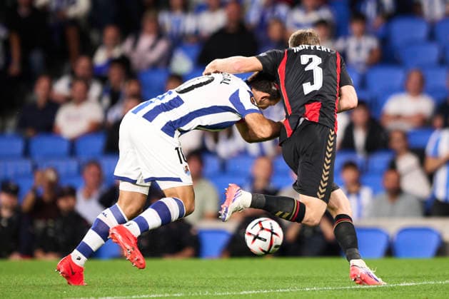 Real Sociedad de Futbol v AFC Bournemouth - UEFA Europa League 2026 27 League Phase MD1 Mikel Oyarzabal of Real Sociedad duels for the ball with Adrien Truffert of AFC Bournemouth during the UEFA Europa League 2026 27 Phase MD1 match between Real Sociedad and AFC Bournemouth at Estadio Anoeta in San Sebastian, Spain, on September 17, 2026. San Sebastian Spain  Copyright: xCesarxOrtizxGonzalezx originalFilename:ortizgonzalez-realsoci260917_npywr.jpg