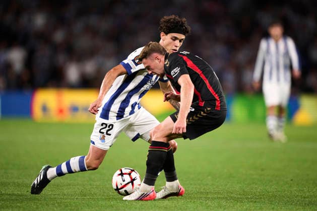 Real Sociedad de Futbol v AFC Bournemouth - UEFA Europa League 2026 27 League Phase MD1 Jon Mikel Aramburu of Real Sociedad duels for the ball with Adrien Truffert of AFC Bournemouth during the UEFA Europa League 2026 27 Phase MD1 match between Real Sociedad and AFC Bournemouth at Estadio Anoeta in San Sebastian, Spain, on September 17, 2026. San Sebastian Spain  Copyright: xCesarxOrtizxGonzalezx originalFilename:ortizgonzalez-realsoci260917_npDZt.jpg