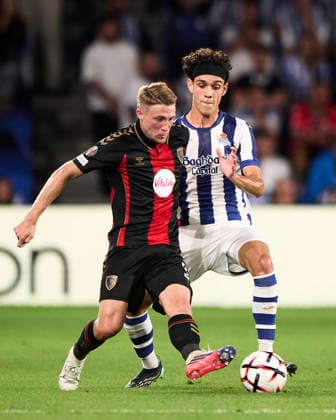 Real Sociedad de Futbol v AFC Bournemouth - UEFA Europa League 2026 27 League Phase MD1 Adrien Truffert of AFC Bournemouth duels for the ball with Hector Fort of Real Sociedad during the UEFA Europa League 2026 27 Phase MD1 match between Real Sociedad and AFC Bournemouth at Estadio Anoeta in San Sebastian, Spain, on September 17, 2026. San Sebastian Spain  Copyright: xCesarxOrtizxGonzalezx originalFilename:ortizgonzalez-realsoci260917_npgzs.jpg