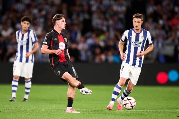 Real Sociedad de Futbol v AFC Bournemouth - UEFA Europa League 2026 27 League Phase MD1 Alex Scott of AFC Bournemouth with the ball during the UEFA Europa League 2026 27 Phase MD1 match between Real Sociedad and AFC Bournemouth at Estadio Anoeta in San Sebastian, Spain, on September 17, 2026. San Sebastian Spain  Copyright: xCesarxOrtizxGonzalezx originalFilename:ortizgonzalez-realsoci260917_npk8r.jpg