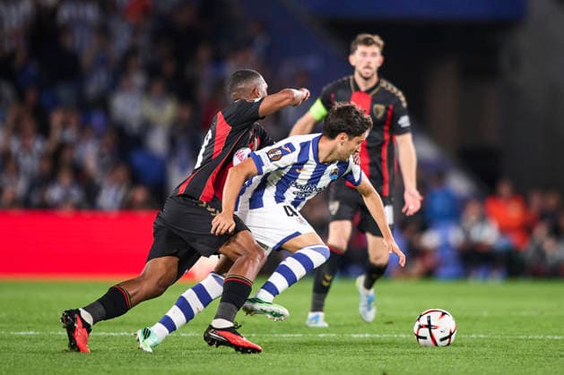 Real Sociedad de Futbol v AFC Bournemouth - UEFA Europa League 2026 27 League Phase MD1 Jon Gorrotxategi of Real Sociedad duels for the ball with Rayan Vitor of AFC Bournemouth during the UEFA Europa League 2026 27 Phase MD1 match between Real Sociedad and AFC Bournemouth at Estadio Anoeta in San Sebastian, Spain, on September 17, 2026. San Sebastian Spain  Copyright: xCesarxOrtizxGonzalezx originalFilename:ortizgonzalez-realsoci260917_np8ix.jpg