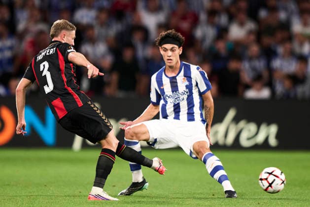 Real Sociedad de Futbol v AFC Bournemouth - UEFA Europa League 2026 27 League Phase MD1 Adrien Truffert of AFC Bournemouth with the ball during the UEFA Europa League 2026 27 Phase MD1 match between Real Sociedad and AFC Bournemouth at Estadio Anoeta in San Sebastian, Spain, on September 17, 2026. San Sebastian Spain  Copyright: xCesarxOrtizxGonzalezx originalFilename:ortizgonzalez-realsoci260917_npaNa.jpg
