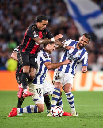 Real Sociedad de Futbol v AFC Bournemouth - UEFA Europa League 2026 27 League Phase MD1 Justin Kluivert of AFC Bournemouth duels for the ball with Yangel Herrera and Mikel Oyarzabal of Real Sociedad during the UEFA Europa League 2026 27 Phase MD1 match between Real Sociedad and AFC Bournemouth at Estadio Anoeta in San Sebastian, Spain, on September 17, 2026. San Sebastian Spain  Copyright: xCesarxOrtizxGonzalezx originalFilename:ortizgonzalez-realsoci260917_npBLS.jpg