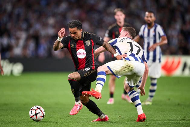 Real Sociedad de Futbol v AFC Bournemouth - UEFA Europa League 2026 27 League Phase MD1 Justin Kluivert of AFC Bournemouth duels for the ball with Sergio Gomez of Real Sociedad during the UEFA Europa League 2026 27 Phase MD1 match between Real Sociedad and AFC Bournemouth at Estadio Anoeta in San Sebastian, Spain, on September 17, 2026. San Sebastian Spain  Copyright: xCesarxOrtizxGonzalezx originalFilename:ortizgonzalez-realsoci260917_npPv7.jpg