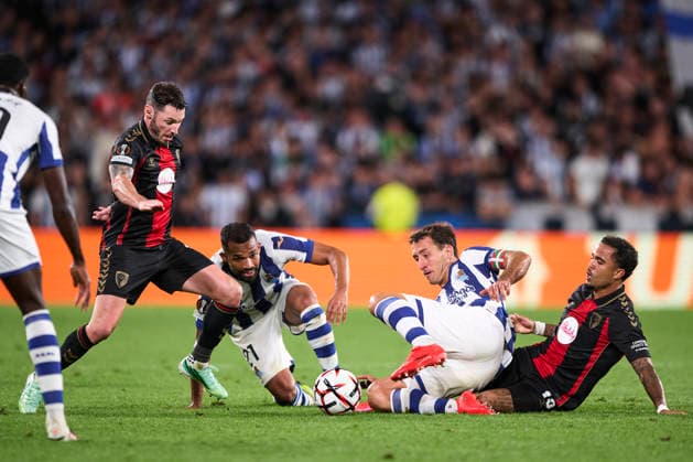 Real Sociedad de Futbol v AFC Bournemouth - UEFA Europa League 2026 27 League Phase MD1 Mikel Oyarzabal of Real Sociedad duels for the ball with Mamadou Sarr of Real Sociedad during the UEFA Europa League 2026 27 Phase MD1 match between Real Sociedad and AFC Bournemouth at Estadio Anoeta in San Sebastian, Spain, on September 17, 2026. San Sebastian Spain  Copyright: xCesarxOrtizxGonzalezx originalFilename:ortizgonzalez-realsoci260917_npqLx.jpg