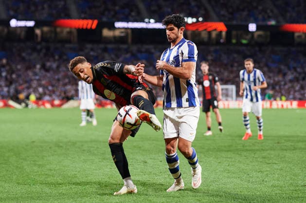 Real Sociedad de Futbol v AFC Bournemouth - UEFA Europa League 2026 27 League Phase MD1 Marcus Tavernier of AFC Bournemouth duels for the ball with Gonzalo Guedes of Real Sociedad during the UEFA Europa League 2026 27 Phase MD1 match between Real Sociedad and AFC Bournemouth at Estadio Anoeta in San Sebastian, Spain, on September 17, 2026. San Sebastian Spain  Copyright: xCesarxOrtizxGonzalezx originalFilename:ortizgonzalez-realsoci260917_npdjY.jpg