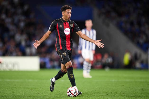 Real Sociedad de Futbol v AFC Bournemouth - UEFA Europa League 2026 27 League Phase MD1 James Hill of AFC Bournemouth with the ball during the UEFA Europa League 2026 27 Phase MD1 match between Real Sociedad and AFC Bournemouth at Estadio Anoeta in San Sebastian, Spain, on September 17, 2026. San Sebastian Spain  Copyright: xCesarxOrtizxGonzalezx originalFilename:ortizgonzalez-realsoci260917_nppkb.jpg