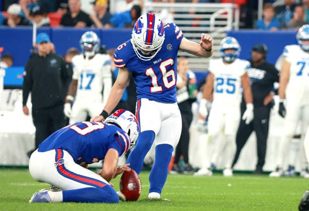 Detroit Lions vs Buffalo Bills ORCHARD PARK, NEW YORK - SEPTEMBER 17: place Kicker Tyler Bass (16) of the Buffalo Bills kicks for the extra point during an NFL, American Football Herren, USA football game between the Detroit Lions and the Buffalo Billsat Highmark Stadium in Orchard Park, New York, USA, on Thursday, September 17, 2026 Orchard Park New York United States  Copyright: xAmyxLemusx originalFilename:lemus-detroitl260917_npUwj.jpg
