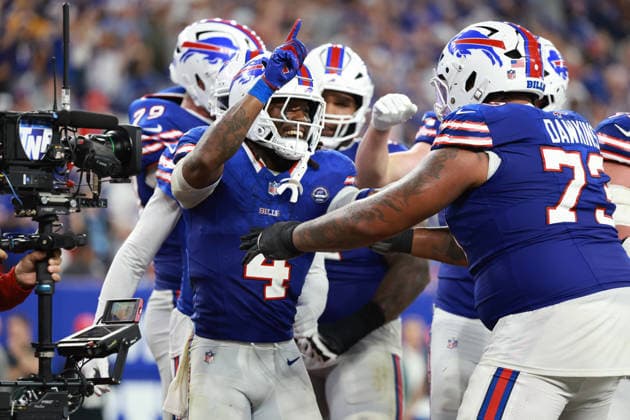 Detroit Lions vs Buffalo Bills ORCHARD PARK, NEW YORK - SEPTEMBER 17: Running back James Cook III 4 of the Buffalo Bills celebrates with teammates after scoring a touchdown during the second half of an NFL, American Football Herren, USA football game between the Detroit Lions and the Buffalo Billsat Highmark Stadium in Orchard Park, New York, USA, on Thursday, September 17, 2026 Orchard Park New York United States  Copyright: xJorgexLemusx originalFilename:lemus-detroitl260917_np2KS.jpg