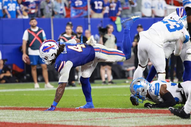 Detroit Lions vs Buffalo Bills ORCHARD PARK, NEW YORK - SEPTEMBER 17: Running back James Cook III 4 of the Buffalo Bills scores a touchdown during the second half of an NFL, American Football Herren, USA football game between the Detroit Lions and the Buffalo Billsat Highmark Stadium in Orchard Park, New York, USA, on Thursday, September 17, 2026 Orchard Park New York United States  Copyright: xJorgexLemusx originalFilename:lemus-detroitl260917_npTXo.jpg