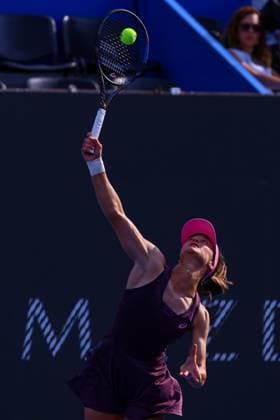 September 17, 2026: TO-45153- GUADALAJARA 2026. .La estadounidense Iva Jovic dio un paso m& xe1;s en la defensa de su t& xed;tulo en el Guadalajara Open 2026, luego de imponerse a la turca Zeynep S& xf6;nmez por 7-6(5) y 6-4, en los octavos de final del torneo disputado sobre la cancha dura del Centro Panamericano de Tenis. Jovic, segunda sembrada y campeona de la edici& xf3;n anterior, tuvo que emplearse a fondo ante una combativa S& xf6;nmez, pero respondi& xf3; en los momentos decisivos para quedarse con la victoria en un encuentro de dos horas y ocho minutos. Con este resultado, la estadounidense asegur& xf3; su lugar en los cuartos de final y mantiene firme su intenci& xf3;n de repetir el campeonato en Guadalajara..Guadalajara, Jalisco. Clasos.com.mx - ZUMAcs4_ 20260917_faa_cs4_029 Copyright: xDiegoxMorenox