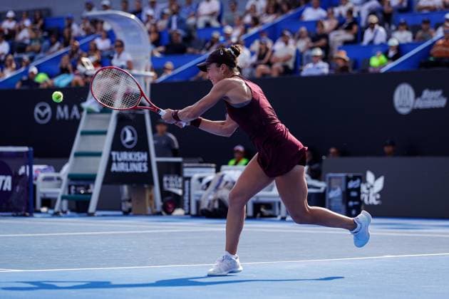 September 17, 2026: TO-45153- GUADALAJARA 2026. .La estadounidense Iva Jovic dio un paso m& xe1;s en la defensa de su t& xed;tulo en el Guadalajara Open 2026, luego de imponerse a la turca Zeynep S& xf6;nmez por 7-6(5) y 6-4, en los octavos de final del torneo disputado sobre la cancha dura del Centro Panamericano de Tenis. Jovic, segunda sembrada y campeona de la edici& xf3;n anterior, tuvo que emplearse a fondo ante una combativa S& xf6;nmez, pero respondi& xf3; en los momentos decisivos para quedarse con la victoria en un encuentro de dos horas y ocho minutos. Con este resultado, la estadounidense asegur& xf3; su lugar en los cuartos de final y mantiene firme su intenci& xf3;n de repetir el campeonato en Guadalajara..Guadalajara, Jalisco. Clasos.com.mx - ZUMAcs4_ 20260917_faa_cs4_059 Copyright: xDiegoxMorenox