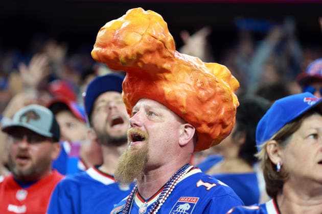 Detroit Lions vs Buffalo Bills ORCHARD PARK, NEW YORK - SEPTEMBER 17: A fan in Buffalo Bills spirit wear sings while wearing a buffalo wing hat during an NFL, American Football Herren, USA football game between the Detroit Lions and the Buffalo Billsat Highmark Stadium in Orchard Park, New York, USA, on Thursday, September 17, 2026 Orchard Park New York United States  Copyright: xAmyxLemusx originalFilename:lemus-detroitl260917_npRgr.jpg