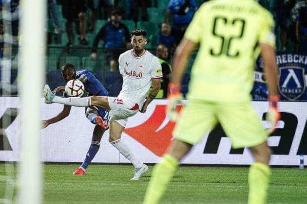 SOCCER - UEFA Europa League - PFC Levski vs. FC Red Bull Salzburg Photo by IPA ABACAPRESS.COM88643928 - Salzburg s Dominik Schmid in action against Levski s Aldair Neves during the Europa League match between PFC Levski and FC Red Bull Salzburg at Vasil Levski National Stadium in Sofia, Bulgaria, on September 17, 2026 Sofia Bulgaria  Copyright: xIPAxSport ABACAx