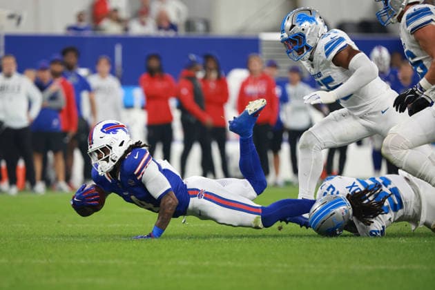Detroit Lions vs Buffalo Bills ORCHARD PARK, NEW YORK - SEPTEMBER 17: Running back James Cook III 4 of the Buffalo Bills gets tackled by cornerback Avonte Maddox 29 of the Detroit Lions during the first half of an NFL, American Football Herren, USA football game between the Detroit Lions and the Buffalo Billsat Highmark Stadium in Orchard Park, New York, USA, on Thursday, September 17, 2026 Orchard Park New York United States  Copyright: xJorgexLemusx originalFilename:lemus-detroitl260917_npye0.jpg