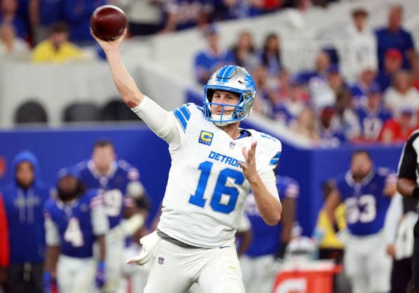 Detroit Lions vs Buffalo Bills ORCHARD PARK, NEW YORK - SEPTEMBER 17: Quarterback Jared Goff (16) of the Detroit Lions passes the ball during an NFL, American Football Herren, USA football game between the Detroit Lions and the Buffalo Billsat Highmark Stadium in Orchard Park, New York, USA, on Thursday, September 17, 2026 Orchard Park New York United States  Copyright: xAmyxLemusx originalFilename:lemus-detroitl260917_npcFm.jpg