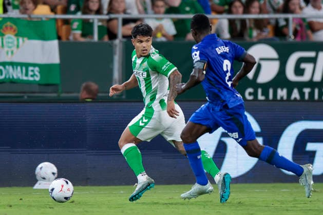 Real Betis Balompie v Getafe CF - LaLiga EA Sports 2026 27 Cucho Hernandez of Real Betis battles for the ball during the La Liga EA Sports match between Real Betis and Getafe CF at La Cartuja Stadium in Seville, Spain, on September 17, 2026. Seville Spain  Copyright: xJosexLuisxContrerasx originalFilename:joseluiscontreras-realbeti260917_np4Ac.jpg