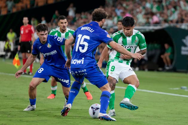 Real Betis Balompie v Getafe CF - LaLiga EA Sports 2026 27 Cucho Hernandez of Real Betis passes the ball during the La Liga EA Sports match between Real Betis and Getafe CF at La Cartuja Stadium in Seville, Spain, on September 17, 2026. Seville Spain  Copyright: xJosexLuisxContrerasx originalFilename:joseluiscontreras-realbeti260917_npKzj.jpg