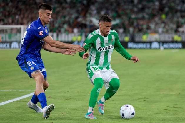 Real Betis Balompie v Getafe CF - LaLiga EA Sports 2026 27 Nelson Deossa of Real Betis competes for the ball during the La Liga EA Sports match between Real Betis and Getafe CF at La Cartuja Stadium in Seville, Spain, on September 17, 2026. Seville Spain  Copyright: xJosexLuisxContrerasx originalFilename:joseluiscontreras-realbeti260917_npXYx.jpg