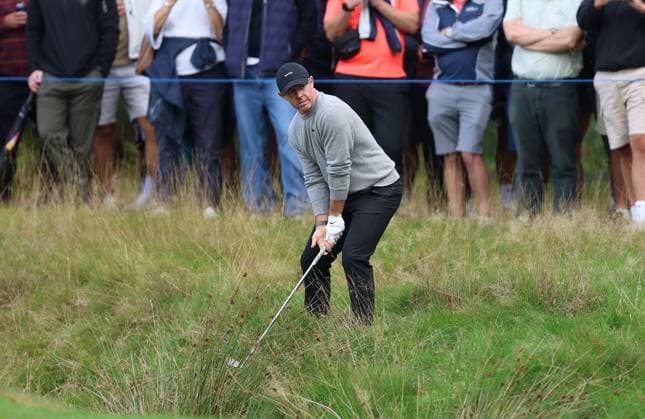BMW PGA, Golf Herren Championship 2026 - Day One SURREY, ENGLAND, SEPTEMBER 17: Rory McIlroy Of Northern Ireland hits a iron shot out of the long rough on the 7th hole during The DP World Tour BMW PGA Championship Day One at Wentworth Golf Club, Virginia Water, Surrey, England, on September 17. (Photo by Daniel Weir) Surrey Wentworth Golf Course England Copyright: xDanielxWeir SportsxPressxPhotox Sportspressphoto_SPR233911