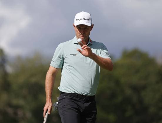 BMW PGA, Golf Herren Championship 2026 - Day One SURREY, ENGLAND, SEPTEMBER 17: Justin Rose of England acknowledges the crowd on the 4th hole green after a birdie during The DP World Tour BMW PGA Championship Day One at Wentworth Golf Club, Virginia Water, Surrey, England, on September 17. (Photo by Daniel Weir) Surrey Wentworth Golf Course England Copyright: xDanielxWeir SportsxPressxPhotox Sportspressphoto_SPR233938