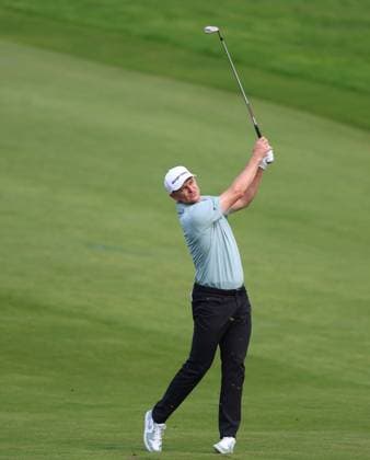 BMW PGA, Golf Herren Championship 2026 - Day One SURREY, ENGLAND, SEPTEMBER 17: Justin Rose of England hits a fairway iron shot on the 7th hole during The DP World Tour BMW PGA Championship Day One at Wentworth Golf Club, Virginia Water, Surrey, England, on September 17. (Photo by Daniel Weir) Surrey Wentworth Golf Course England Copyright: xDanielxWeir SportsxPressxPhotox Sportspressphoto_SPR233927