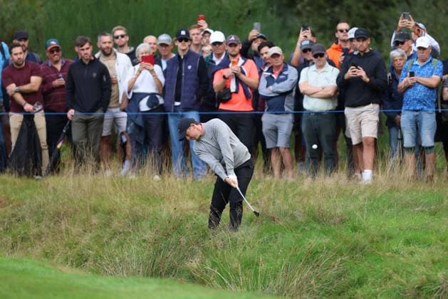 BMW PGA, Golf Herren Championship 2026 - Day One SURREY, ENGLAND, SEPTEMBER 17: Rory McIlroy Of Northern Ireland hits a iron shot out of the long rough on the 7th hole during The DP World Tour BMW PGA Championship Day One at Wentworth Golf Club, Virginia Water, Surrey, England, on September 17. (Photo by Daniel Weir) Surrey Wentworth Golf Course England Copyright: xDanielxWeir SportsxPressxPhotox Sportspressphoto_SPR233917