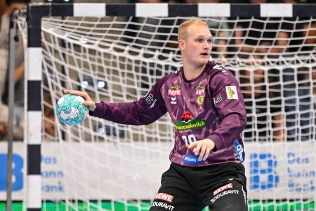 Göppingen, Germany, September 17, 2026: Goalkeeper David Spaeth of Rhein-Neckar Löwen in action, on the ball, a solo play during the Opel Handball Bundesliga match between FRISCH AUF Göppingen and Rhein Neckar Löwen at the EWS Arena on September 17, 2026, in Göppingen, Germany. Photo by Harry Langer, DeFodi Images. Göppingen, Germany, September 17, 2026: Goalkeeper David Spaeth of Rhein Neckar Löwen controls the ball during the Opel Handball Bundesliga match between FRISCH AUF Göppingen and Rhein Neckar Löwen at the EWS Arena on September 17, 2026 in Göppingen, Germany. Photo by Harry Langer, DeFodi Images. Photo by Harry Langer, DeFodi Images.