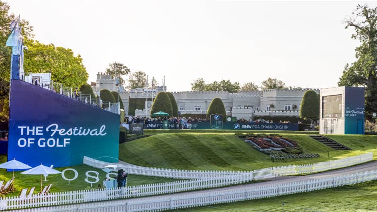 Golf - DP World Tour (European Tour) ˜Rolex Series™ - 2026 BMW PGA, Golf Herren Championship - Second Round - West Course, Wentworth Club - Friday 18th September 2026 The first tee and clubhouse at Wentworth golf club COLORSPORT DANIEL BEARHAM  cspDB_BMWPGA_R2_180926_