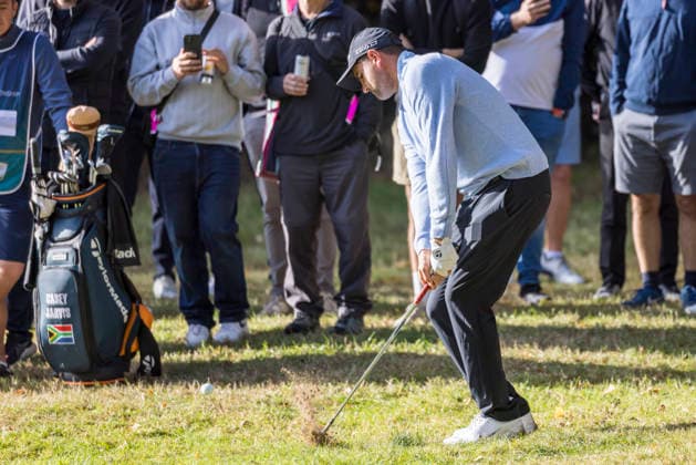 Golf - DP World Tour (European Tour) ˜Rolex Series™ - 2026 BMW PGA, Golf Herren Championship - Second Round - West Course, Wentworth Club - Friday 18th September 2026 Casey Jarvis (South Africa) plays from the rough on the 17th hole COLORSPORT DANIEL BEARHAM  cspDB_BMWPGA_R2_180926_