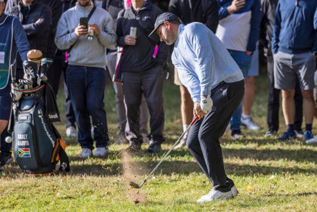 Golf - DP World Tour (European Tour) ˜Rolex Series™ - 2026 BMW PGA, Golf Herren Championship - Second Round - West Course, Wentworth Club - Friday 18th September 2026 Casey Jarvis (South Africa) plays from the rough on the 17th hole COLORSPORT DANIEL BEARHAM  cspDB_BMWPGA_R2_180926_