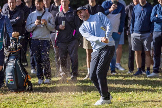 Golf - DP World Tour (European Tour) ˜Rolex Series™ - 2026 BMW PGA, Golf Herren Championship - Second Round - West Course, Wentworth Club - Friday 18th September 2026 Casey Jarvis (South Africa) plays from the rough on the 17th hole COLORSPORT DANIEL BEARHAM  cspDB_BMWPGA_R2_180926_