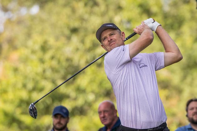 Golf - DP World Tour (European Tour) ˜Rolex Series™ - 2026 BMW PGA, Golf Herren Championship - Second Round - West Course, Wentworth Club - Friday 18th September 2026 Justin Rose (ENG) with his tee shot from the 17th hole COLORSPORT DANIEL BEARHAM  cspDB_BMWPGA_R2_180926_