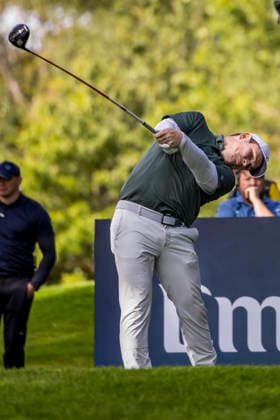 Golf - DP World Tour (European Tour) ˜Rolex Series™ - 2026 BMW PGA, Golf Herren Championship - Second Round - West Course, Wentworth Club - Friday 18th September 2026 Robert Macintyre (SCO) tees off from the 17th hole COLORSPORT DANIEL BEARHAM  cspDB_BMWPGA_R2_180926_