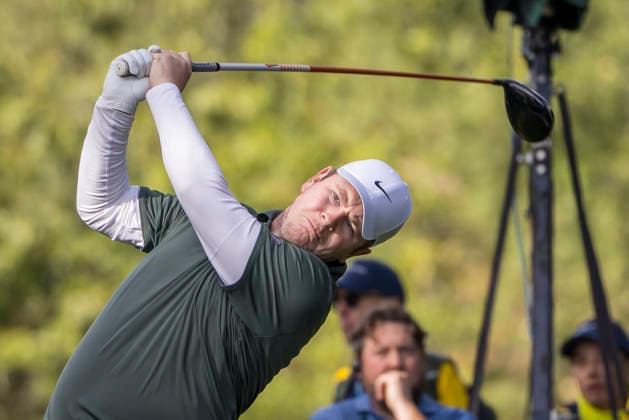Golf - DP World Tour (European Tour) ˜Rolex Series™ - 2026 BMW PGA, Golf Herren Championship - Second Round - West Course, Wentworth Club - Friday 18th September 2026 Robert Macintyre (SCO) tees off from the 17th hole COLORSPORT DANIEL BEARHAM  cspDB_BMWPGA_R2_180926_