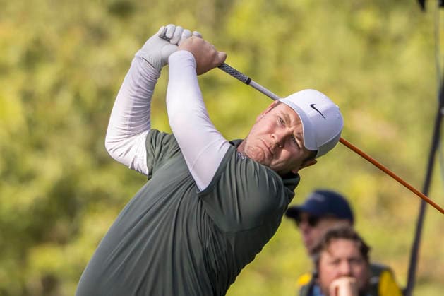 Golf - DP World Tour (European Tour) ˜Rolex Series™ - 2026 BMW PGA, Golf Herren Championship - Second Round - West Course, Wentworth Club - Friday 18th September 2026 Robert Macintyre (SCO) tees off from the 17th hole COLORSPORT DANIEL BEARHAM  cspDB_BMWPGA_R2_180926_