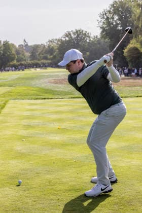 Golf - DP World Tour (European Tour) ˜Rolex Series™ - 2026 BMW PGA, Golf Herren Championship - Second Round - West Course, Wentworth Club - Friday 18th September 2026 Robert Macintyre (SCO) drives his tee shot on the 18th hole COLORSPORT DANIEL BEARHAM  cspDB_BMWPGA_R2_180926_