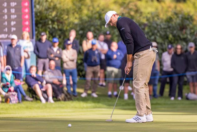 Golf - DP World Tour (European Tour) ˜Rolex Series™ - 2026 BMW PGA, Golf Herren Championship - Second Round - West Course, Wentworth Club - Friday 18th September 2026 Ludvig Aberg (SWE) putts on the 17th hole COLORSPORT DANIEL BEARHAM  cspDB_BMWPGA_R2_180926_