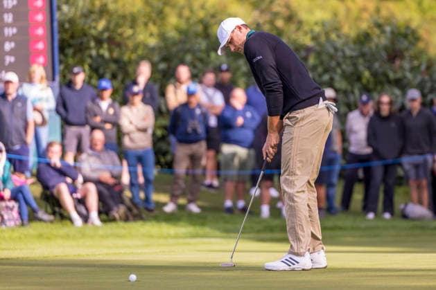 Golf - DP World Tour (European Tour) ˜Rolex Series™ - 2026 BMW PGA, Golf Herren Championship - Second Round - West Course, Wentworth Club - Friday 18th September 2026 Ludvig Aberg (SWE) watches as hoe holes his putt on the 17th hole COLORSPORT DANIEL BEARHAM  cspDB_BMWPGA_R2_180926_
