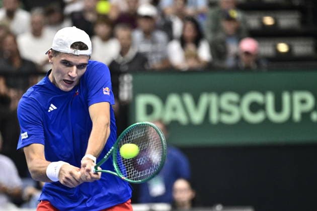 Jakub Mensik (CZE) playes against Learner Tien (USA) in the game of the 2026 Davis Cup men s team tennis World Championship, WM, Weltmeisterschaft match between the Czech Republic and the United States, in Prague, Czech Republic, on September 18, 2026. (CTKxPhoto RomanxVondrous) CTKPhotoP2026091805402  CTKPhotoP2026091805402
