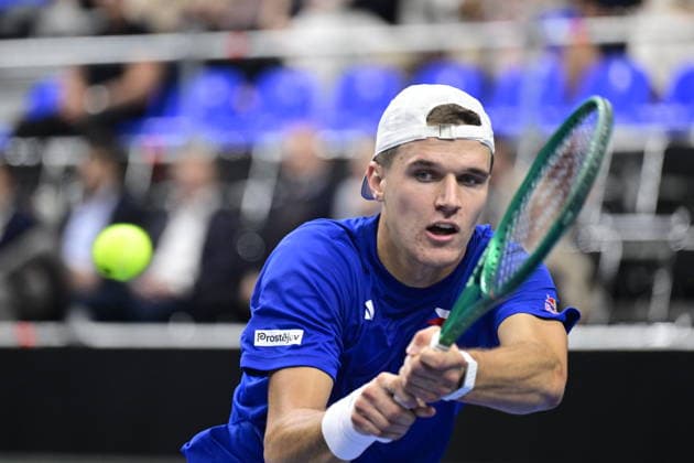 Jakub Mensik (CZE) playes against Learner Tien (USA) in the game of the 2026 Davis Cup men s team tennis World Championship, WM, Weltmeisterschaft match between the Czech Republic and the United States, in Prague, Czech Republic, on September 18, 2026. (CTKxPhoto RomanxVondrous) CTKPhotoP2026091805537  CTKPhotoP2026091805537