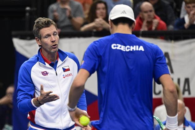 Jakub Mensik (CZE), right, speaks to non- playing captain Tomas Berdych during the game against Learner Tien (USA), the 2026 Davis Cup men s team tennis World Championship, WM, Weltmeisterschaft match between the Czech Republic and the United States, in Prague, Czech Republic, on September 18, 2026. (CTKxPhoto RomanxVondrous) CTKPhotoP2026091805573  CTKPhotoP2026091805573