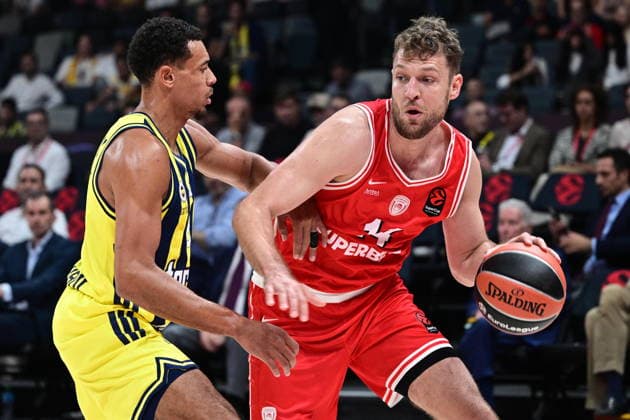 EuroLeague Basketball SuperCup - Olympiacos Piraeus vs Fenerbahce Tarfin Istanbul - Sasha Vezenkov, 14 of Olympiacos Piraeus in action against Wade Baldwin IV, 2 of Fenerbahce Tarfin Istanbul during the Euroleague Basketball SuperCup Semifinal game between Olympiacos Piraeus vs Fenerbahce Tarfin Istanbul at Etihad Arena on September 18, 2026 in Abu Dhabi, United Arab Emirates. Abu Dhabi United Arab Emirates Copyright: xOnexInchxProductionsx 7090731