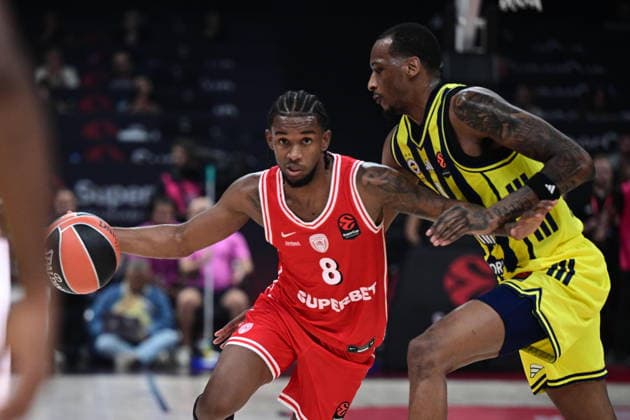 EuroLeague Basketball SuperCup - Olympiacos Piraeus vs Fenerbahce Tarfin Istanbul - Jean Montero of Olympiacos Piraeus in action against Chris Silva of Fenerbahce Tarfin Istanbul during the Euroleague Basketball SuperCup Semifinal game between Olympiacos Piraeus vs Fenerbahce Tarfin Istanbul at Etihad Arena on September 18, 2026 in Abu Dhabi, United Arab Emirates. Abu Dhabi United Arab Emirates Copyright: xOnexInchxProductionsx 7090794