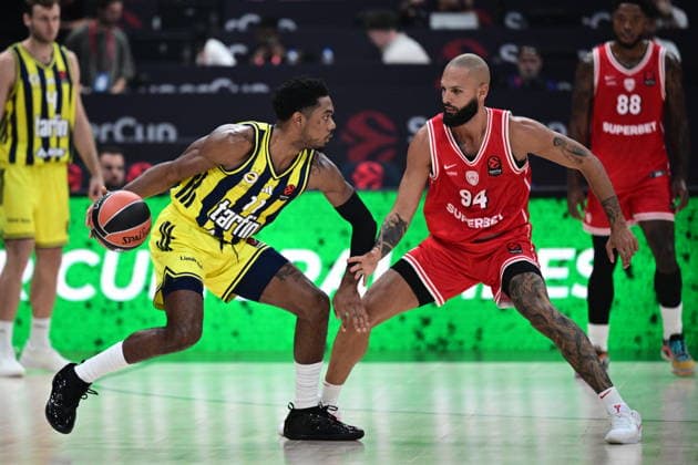 EuroLeague Basketball SuperCup - Olympiacos Piraeus vs Fenerbahce Tarfin Istanbul - Evan Fournier of Olympiacos Piraeus in action against Trent Forrest of Fenerbahce Tarfin Istanbul during the Euroleague Basketball SuperCup Semifinal game between Olympiacos Piraeus vs Fenerbahce Tarfin Istanbul at Etihad Arena on September 18, 2026 in Abu Dhabi, United Arab Emirates. Abu Dhabi United Arab Emirates Copyright: xOnexInchxProductionsx 7090798