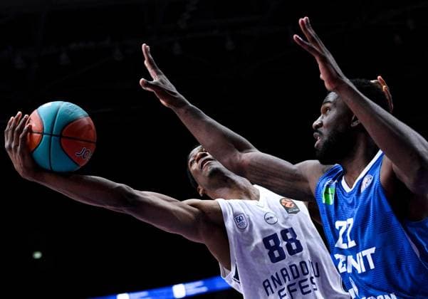 Russia Basketball United League Supercup Zenit - Anadolu Efes 9246045 18.09.2026 Anadolu s Kai Jones shoots as Zenit s Alex Poythress blocks during the VTB United League SuperCup basketball match between Zenit St. Petersburg and Anadolu Efes Istanbul, in Moscow, Russia. Alexey Filippov Sputnik Moscow Russia  Copyright: xAlexeyxFilippovx
