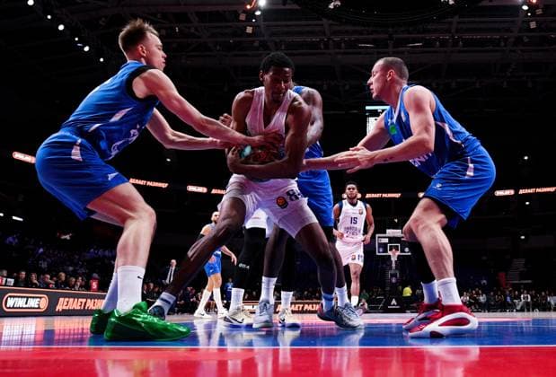 Russia Basketball United League Supercup Zenit - Anadolu Efes 9246056 18.09.2026 Anadolu s Kai Jones, centre, struggles for a ball during the VTB United League SuperCup basketball match between Zenit St. Petersburg and Anadolu Efes Istanbul, in Moscow, Russia. Alexey Filippov Sputnik Moscow Russia  Copyright: xAlexeyxFilippovx